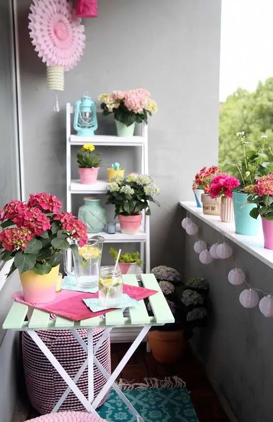 Mesa para sacada pequena e de madeira decorada com flores
