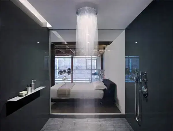 O chuveiro é a grande atração desse banheiro suíte com divisória de vidro. Fonte: Limaonagua