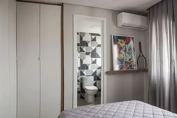 O revestimento do banheiro suíte se destaca no projeto. Projeto por Bruno Moraes Arquitetura e Interiores