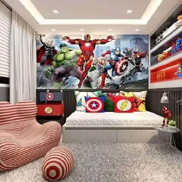 Papel de parede da Marvel e almofada infantil menino com estampa de heróis. Fonte: Revista Viva Decora
