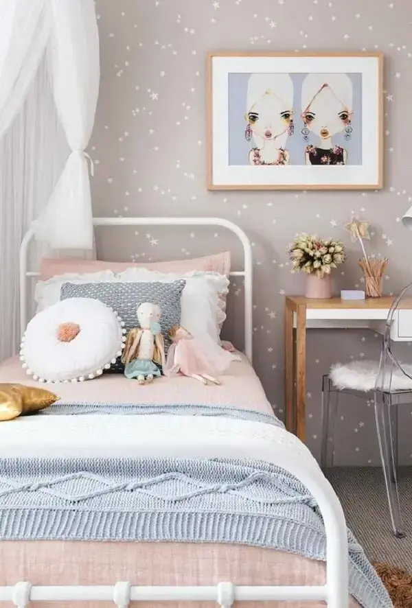 Papel de parede estrelado e almofada de crochê infantil decoram o quarto. Fonte: Revista Viva Decora