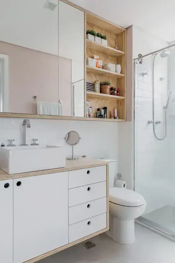 Porcelanato para banheiro branco com móveis de madeira e espelheira de armário