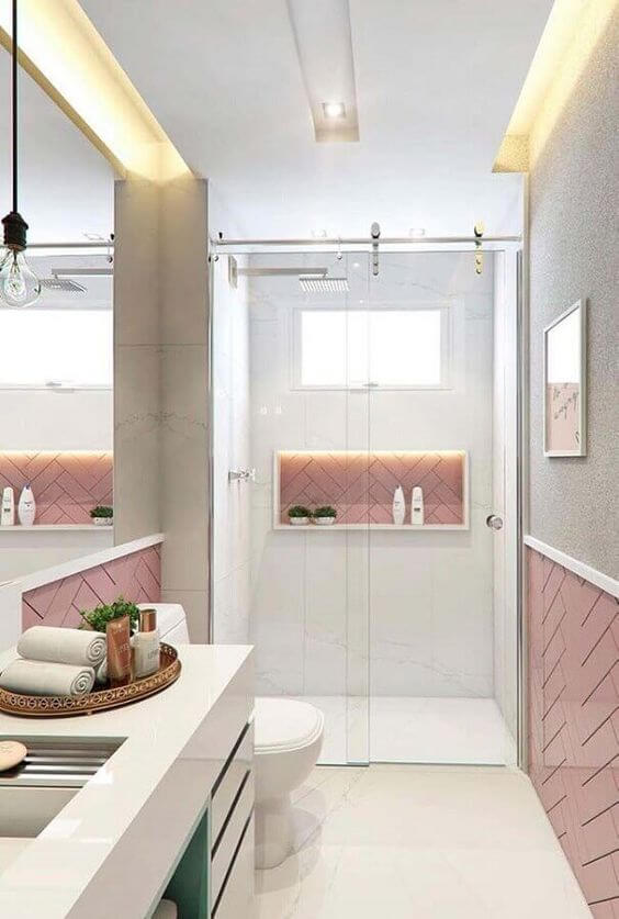 Porcelanato para banheiro branco com nicho decorado com revestimento cor de rosa