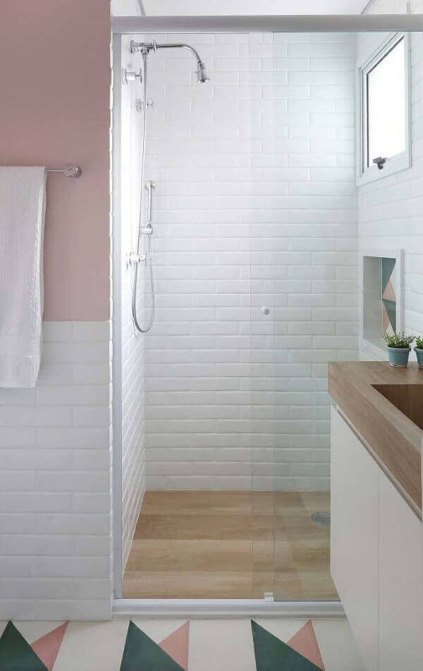 Porcelanato para banheiro branco e rosa moderno