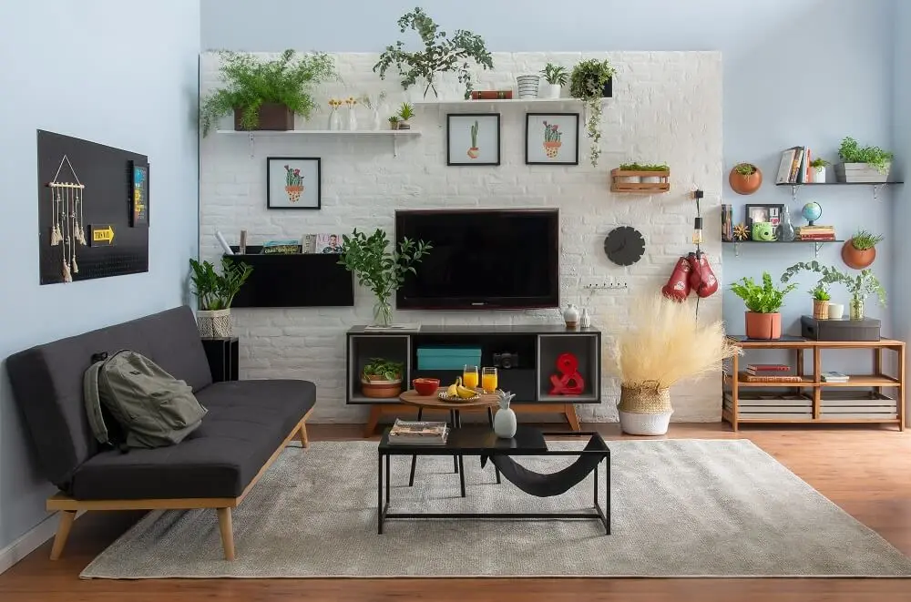 Preencha os espaços com plantas e traga mais frescor e conforto para sala de estar. Fonte: Mobly