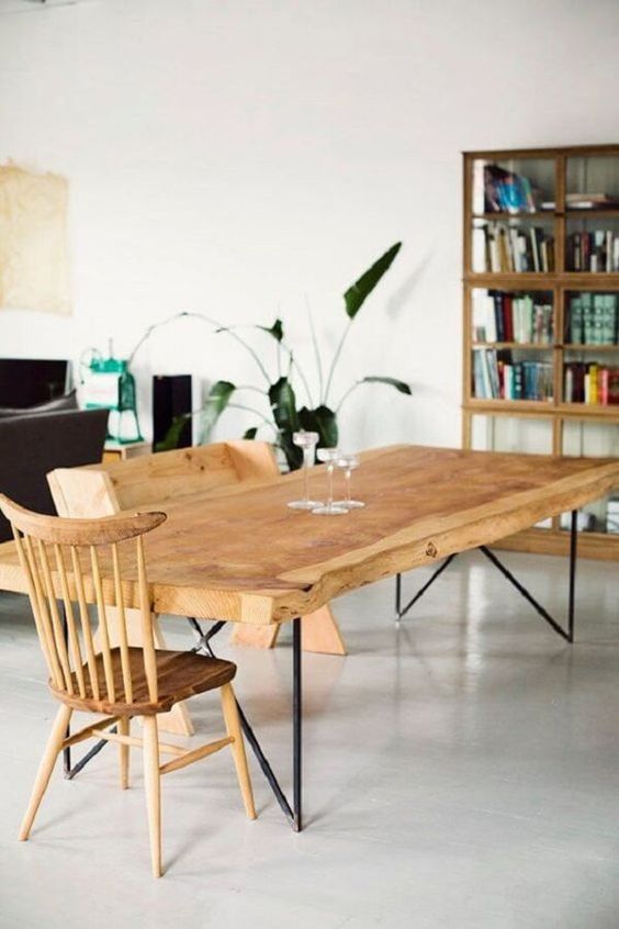 Sala com mesa de ferro e tampo de madeira