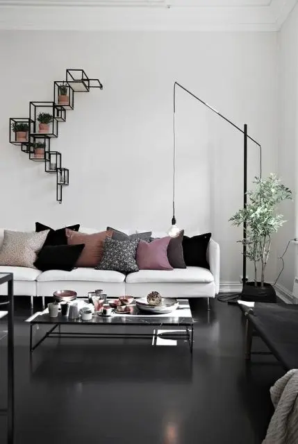 Sala com piso porcelanato preto fosco e sofá branco