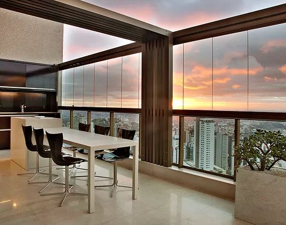 Varanda de vidro de apartamento com móveis de varanda gourmet