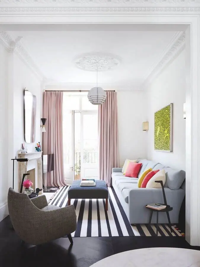 almofadas coloridas e tapete listrado para decoração de sala de visita simples Foto Pinterest