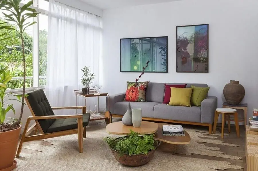 almofadas coloridas para decoração de sala de visita com móveis de madeira Foto Pinterest