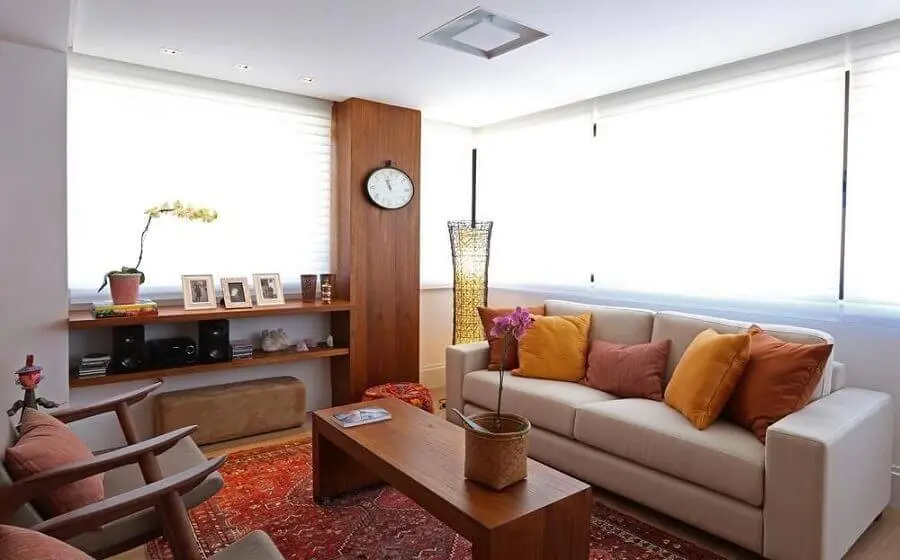almofadas coloridas para decoração de sala de visita bege com poltronas de madeira Foto Fernanda Renner