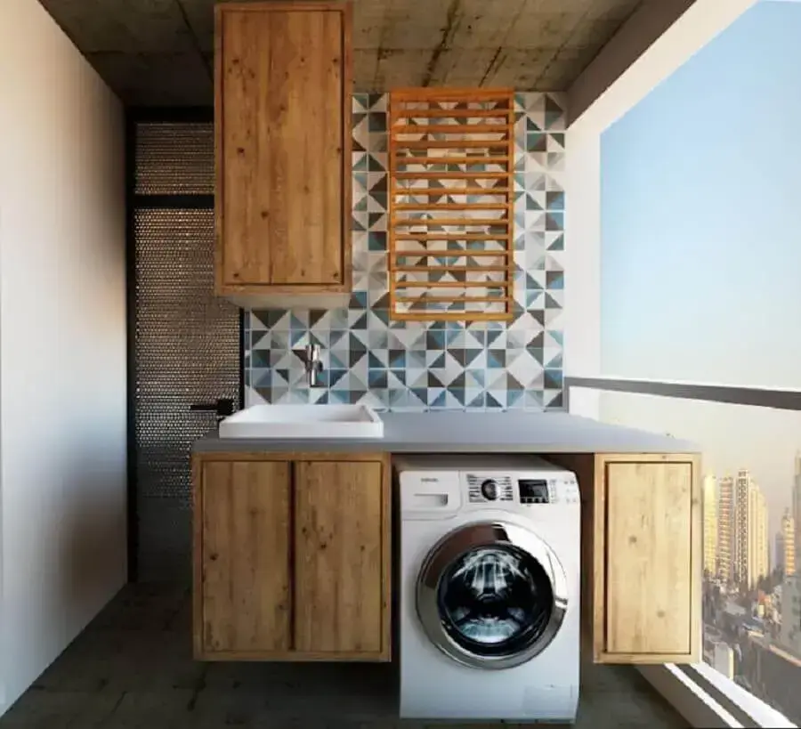 armários de madeira para lavanderia decorada com revestimento geométrico Foto Patrícia Alvarenga