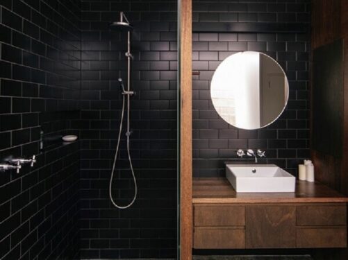 banheiro amadeirado decorado com revestimento tijolinho preto Foto Architecture AU