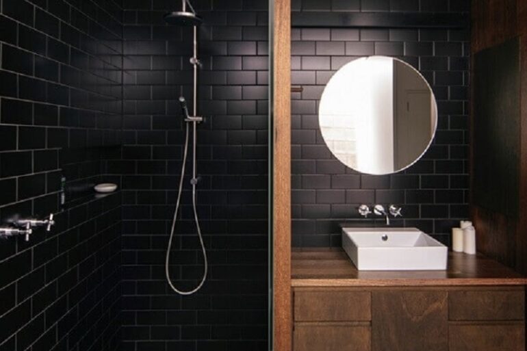 banheiro amadeirado decorado com revestimento tijolinho preto Foto Architecture AU