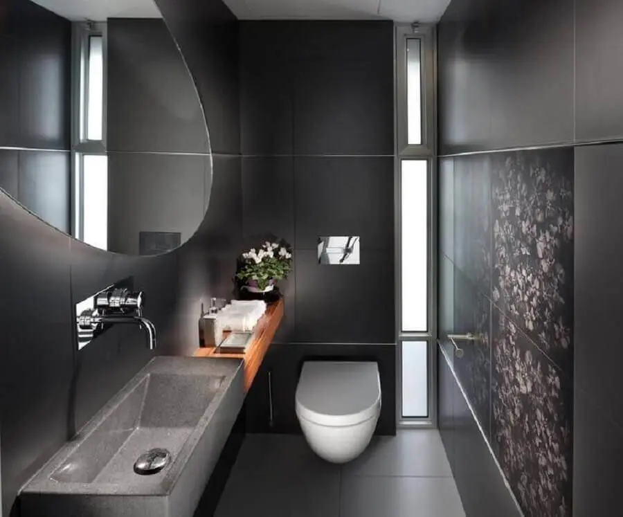 banheiro moderno decorado com revestimento preto fosco e espelho redondo Foto Ideias Decoração