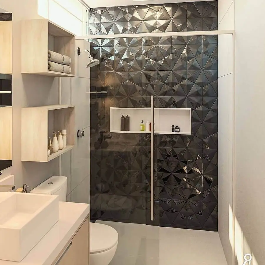 banheiro pequeno decorado com revestimento 3D preto na área do box Foto Pinterest