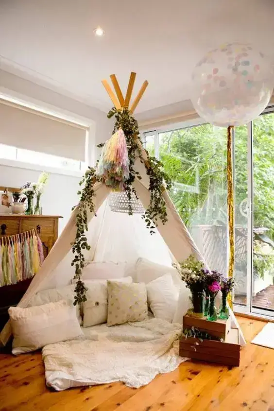 Cabana em casa decorada com almofadas confortáveis 
