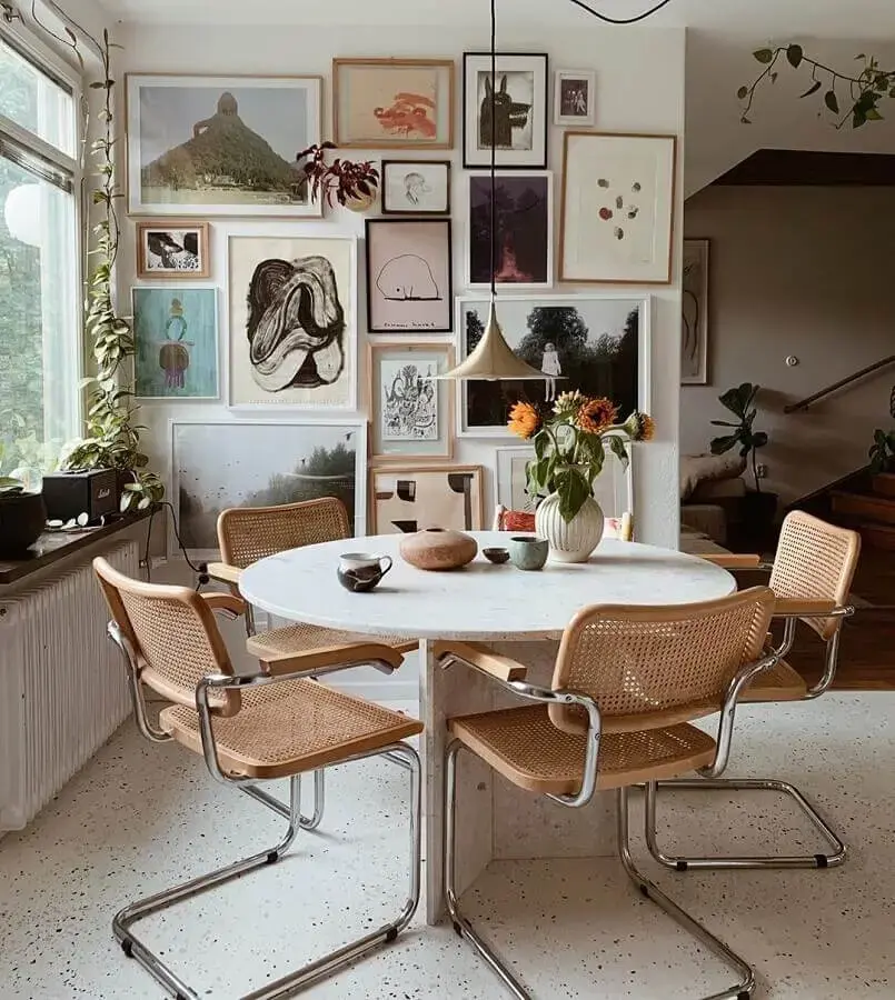 cadeira com braço para sala de jantar decorada com parede de quadros Foto Hellø Blogzine