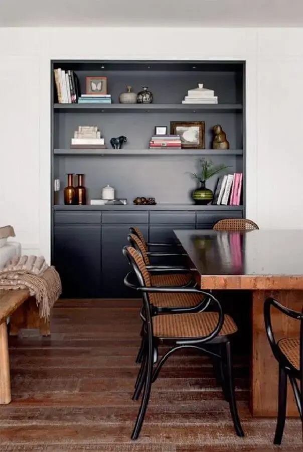 cadeira com braço preta para decoração de sala de jantar com mesa de madeira Foto Histórias de Casa
