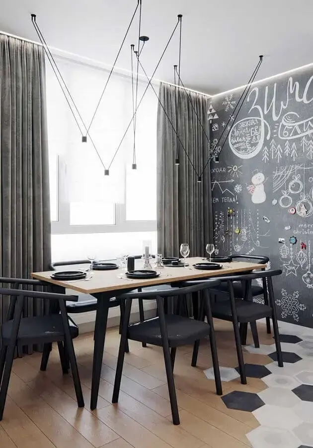 cadeira com braço preta para sala de jantar decorada com parede de tinta lousa Foto Futurist Architecture