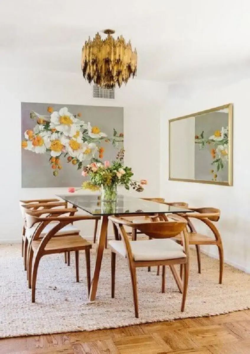 cadeira de madeira com braço para sala de jantar clean decorada com mesa de vidro Foto FrenchyFancy