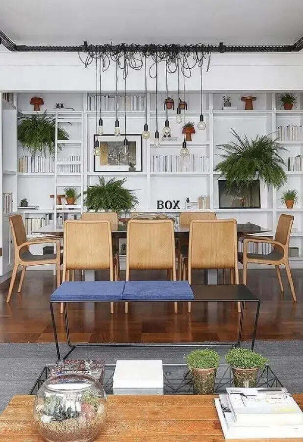 cadeira de madeira com braço para sala de jantar decorada com estante de nichos branca Foto Pinterest