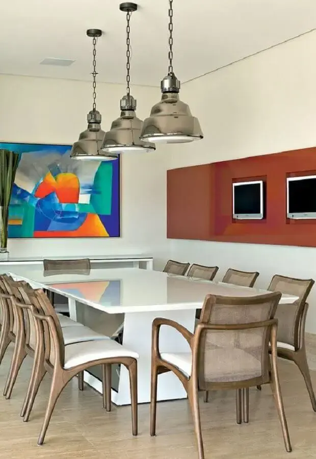 cadeira de madeira com braço para sala de jantar decorada com quadro colorido Foto Jeito de Casa