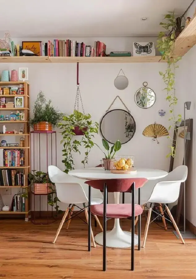 cadeira eames com braço para sala de jantar simples decorada com vasos de plantas Foto Histórias de Casa