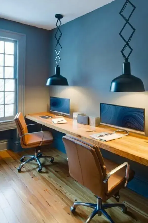 cadeira giratória com braço para home office decorado com bancada de madeira Foto ArchZine