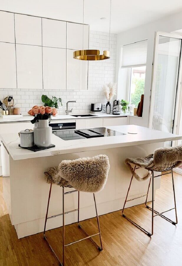 cozinha branca decorada com ilha de cozinha com cooktop Foto Pinterest