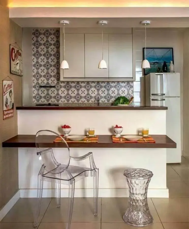 cozinha pequena com bancada de madeira decorada com cadeira com braço transparente Foto Pinterest