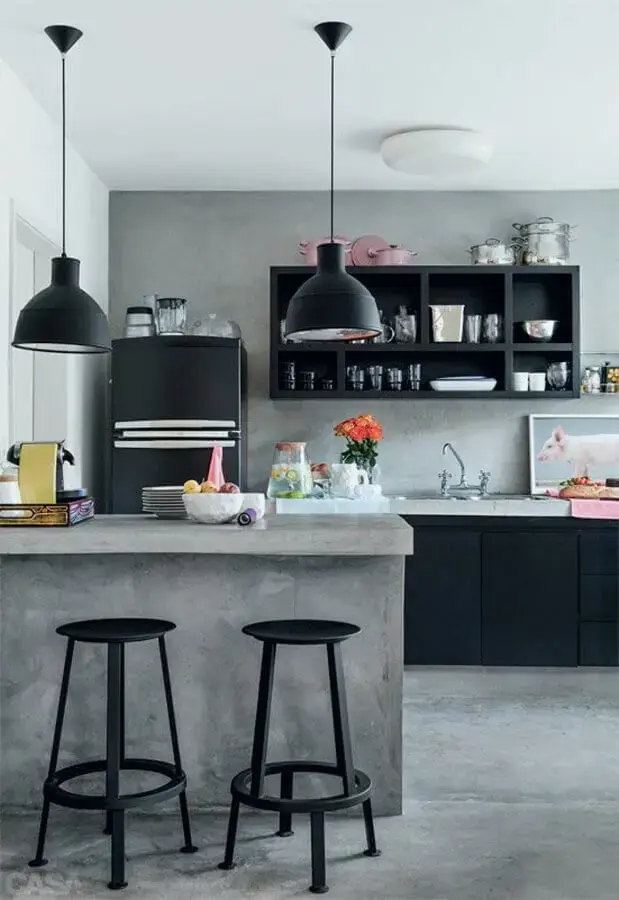 cozinha preta decorada com cimento queimado e luminária decorativa para bancada Foto Pinterest