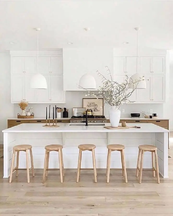 decoração clean com banquetas de madeira para ilha de cozinha branca planejada Foto House & Home