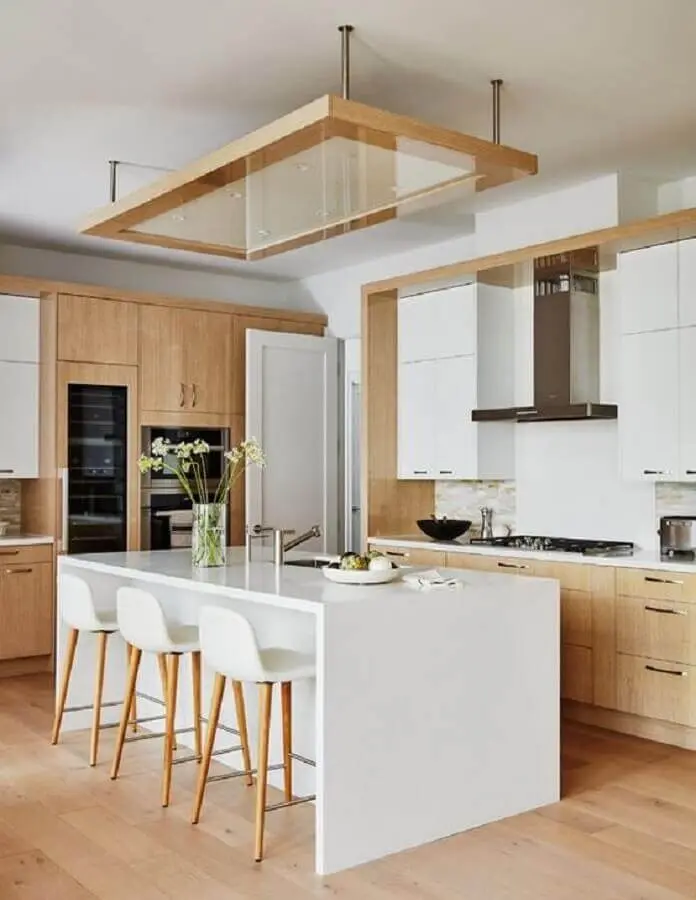 decoração clean com ilha de cozinha branca com madeira clara Foto House & Home