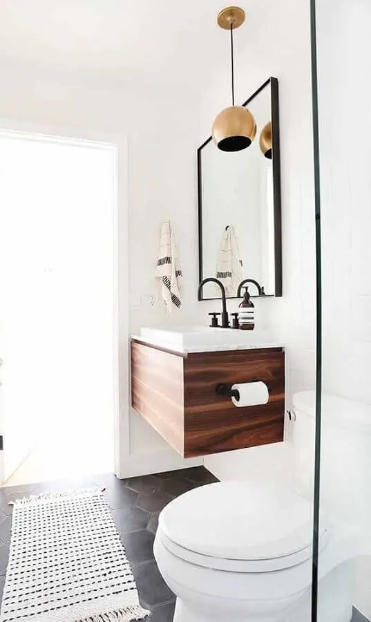 decoração clean para banheiro branco com luminária decorativa de teto e gabinete de madeira suspenso Foto Pinterest