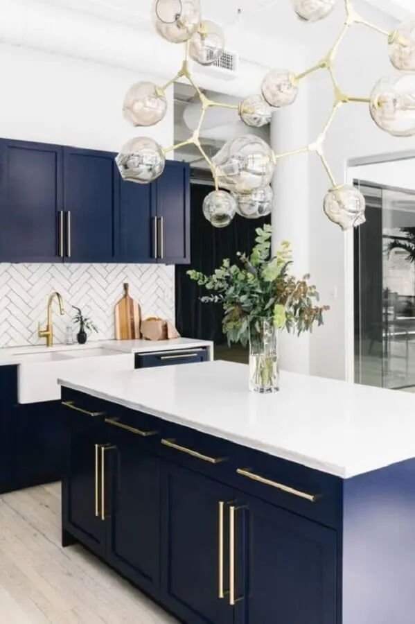 decoração clássica com ilha de cozinha azul e branca Foto Fashionismo