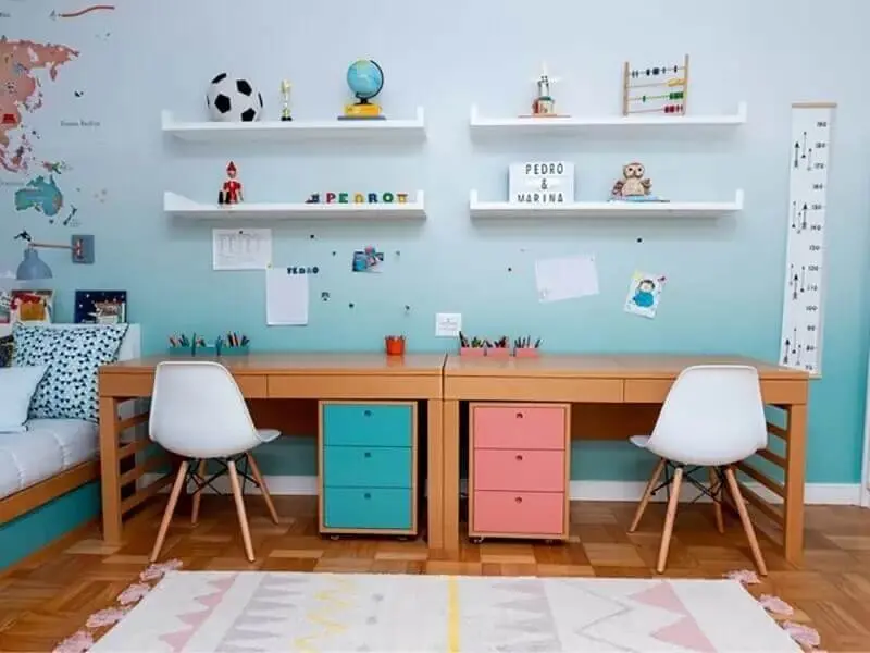 decoração colorida com escrivaninha de estudo para quarto infantil Foto Revista Crescer
