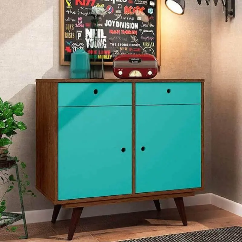 decoração com armário buffet retrô com porta azul Foto Pinterest