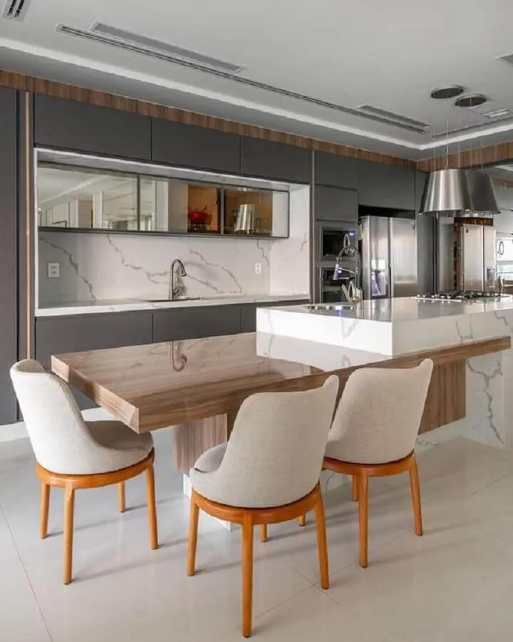decoração com armário cinza planejado e ilha de mármore para cozinha com mesa de madeira Foto Decor Salteado