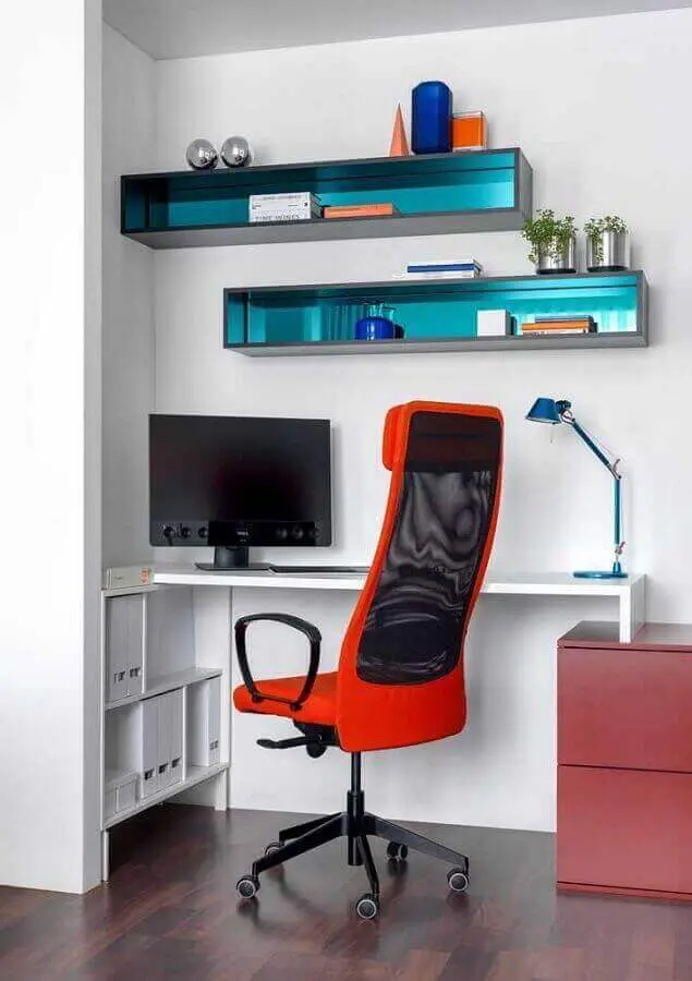 decoração com cadeira de escritório moderna e escrivaninha para estudo em L Foto Pinterest