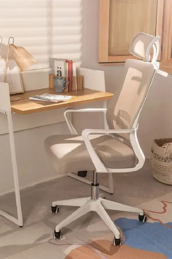 decoração com escrivaninha pequena e cadeira de escritório com braço Foto Pinterest