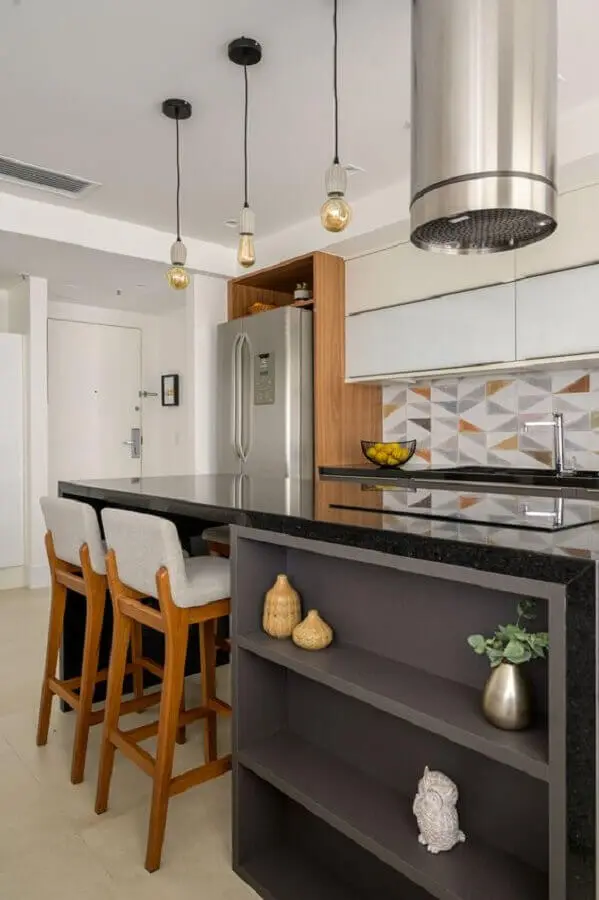 decoração com ilha de cozinha com cooktop e prateleiras Foto Muito Mais Arquitetura