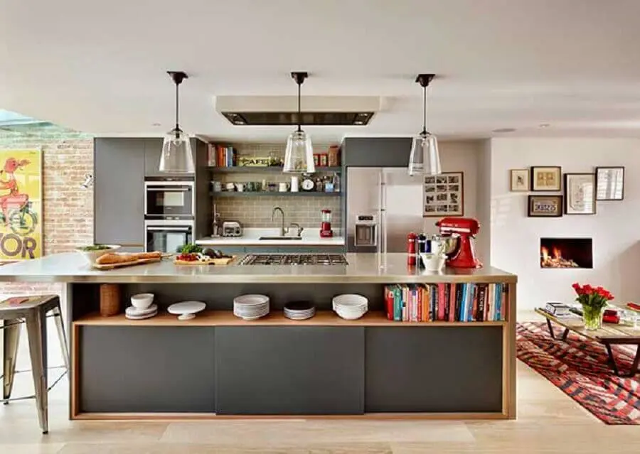decoração com ilha de cozinha planejada com cooktop e nicho para livros Foto Pinterest