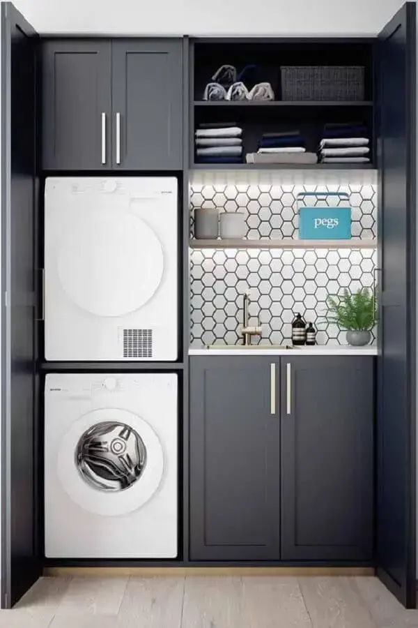 decoração com móveis para lavanderia planejado na cor cinza Foto Jeito de Casa