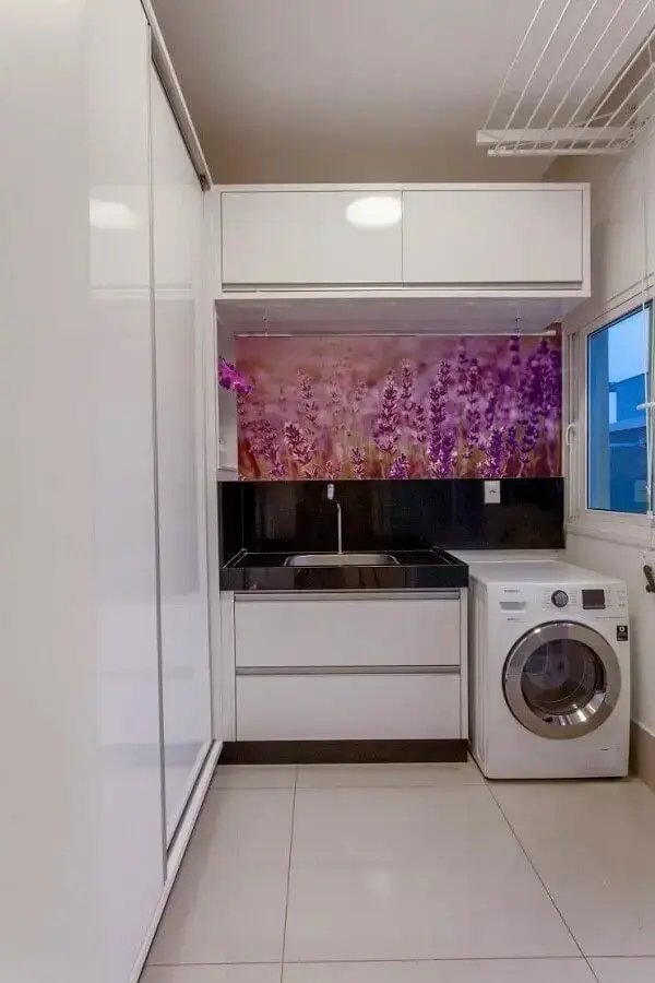 decoração com móveis planejados para lavanderia branca Foto Iara Kilaris