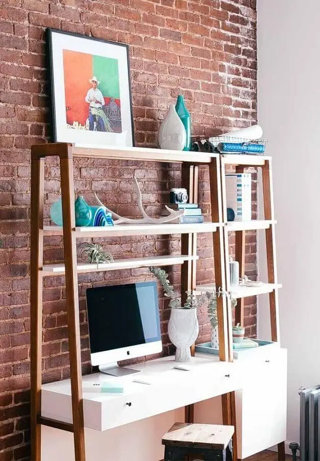 decoração com parede de tijolinho e escrivaninha para estudo com prateleiras e gavetas Foto Pinterest