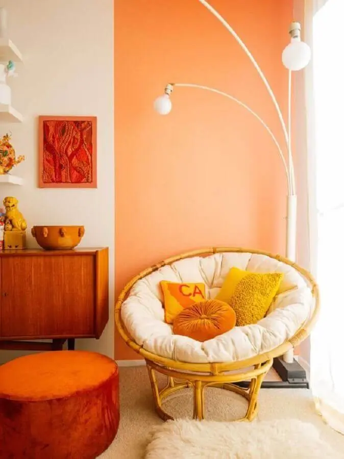 decoração com poltrona de vime e meia parede na vertical laranja Foto Pinterest