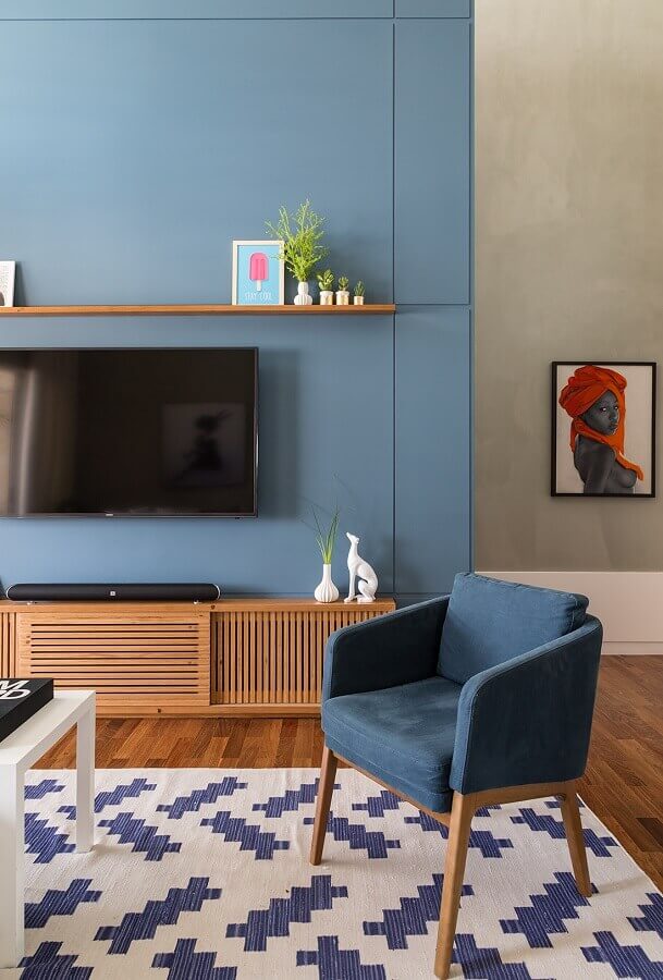 decoração com poltrona pequena para sala de TV azul Foto Jeito de Casa