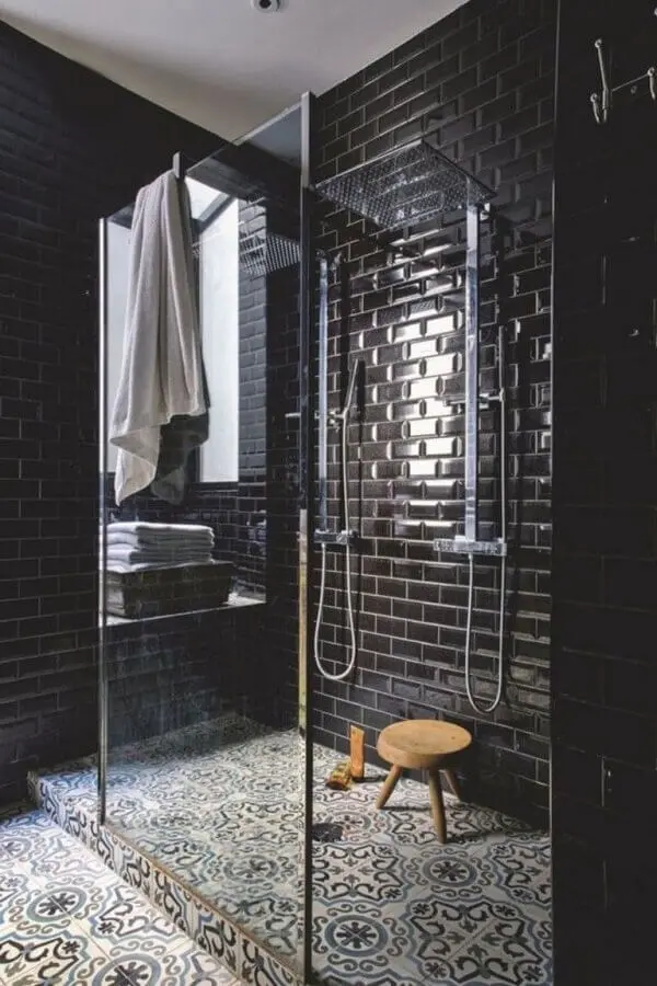 decoração de banheiro com piso antigo e revestimento tijolinho preto Foto Archello