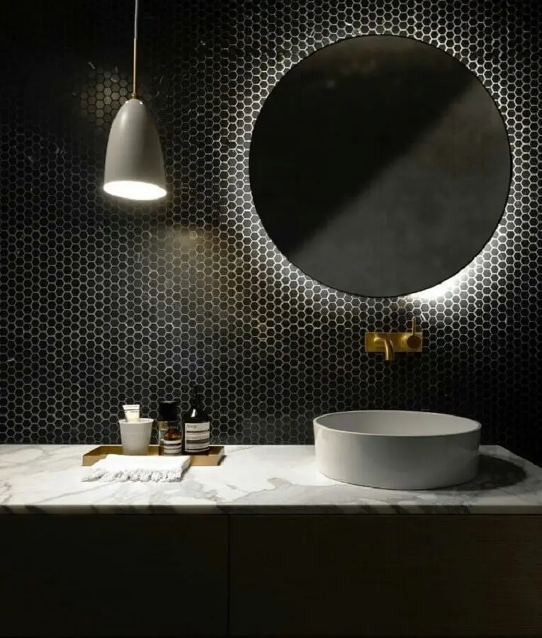 decoração de banheiro com revestimento preto e espelho redondo Foto Futurist Architecture